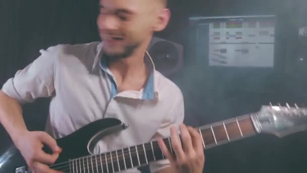 Yound Man hraje na elektrickou kytaru v domácím studiu — Stock video