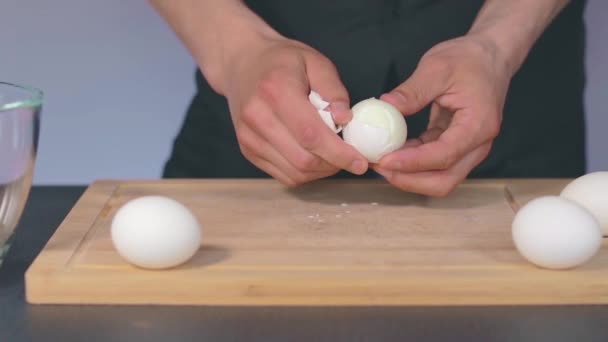 Masak adalah mengupas Telur Ayam Putih — Stok Video