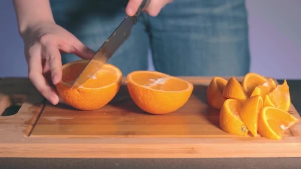 Femme au foyer coupe grande orange juteuse à la maison — Video