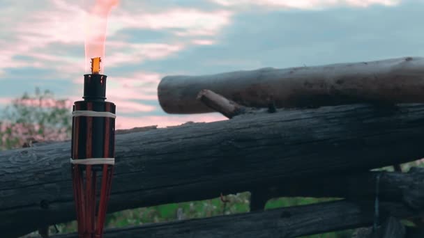 Bamboe fakkel branden op het strand — Stockvideo