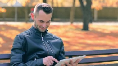 Parktaki Adam Büyük Beyaz Tablet Kullanıyor
