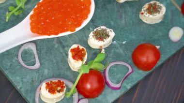 Taze havyar ve deniz ürünleri atıştırmalığı natürmort