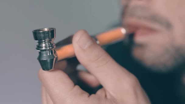 Young Man Smoking Weed Menggunakan Pipa di dalam ruangan — Stok Video