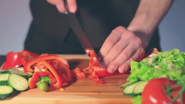 Chef Slicing Red Paprika na placa de corte — Vídeo de Stock