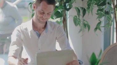 Mutlu Gülen Müşteri Tablet Bilgisayarını kullanarak Kafede Video Görüşmesi Yapıyor