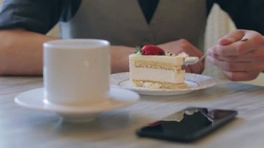 Genç çalışanın Kafe 'de kahve molası var.
