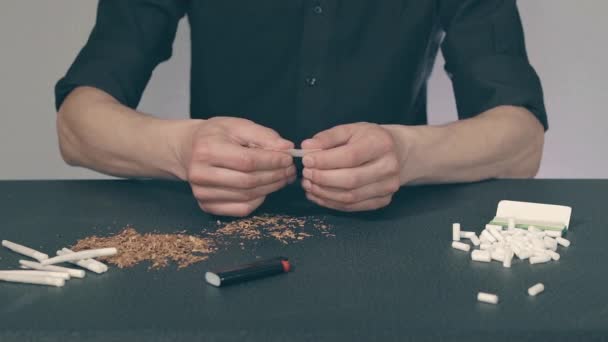 Man Rolling a kézzel készített cigaretta — Stock videók