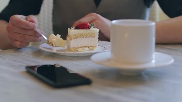 У молодого работника перерыв на кофе в кафе — стоковое видео