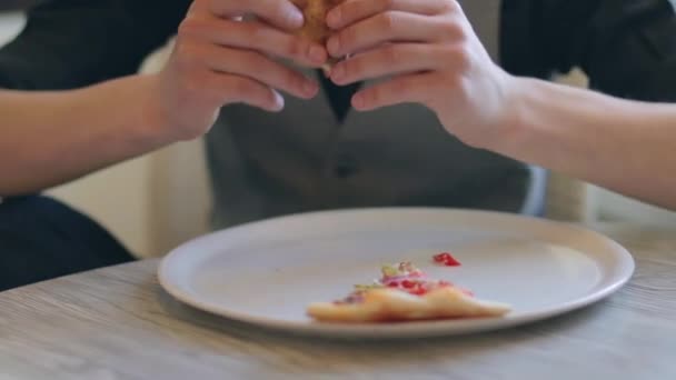 Guapo cliente comiendo pizza en Pizzeria Café — Vídeos de Stock