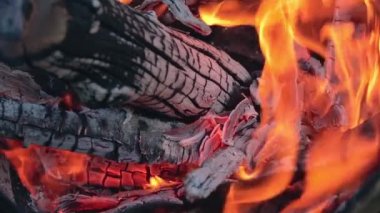 Kızgın alevlerde yanan odun