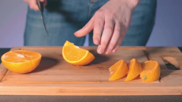 Dona de casa de corte grande suculento laranja em casa — Vídeo de Stock
