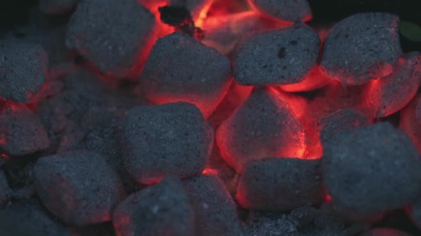 Red Hot Smolder Uhlí v grilu — Stock video