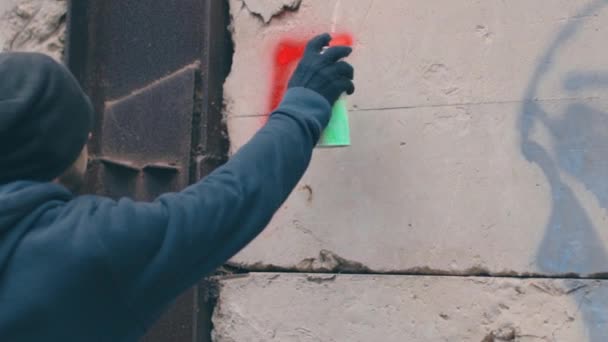 담뱃불을 사용하여 벽에 글을 쓰는 거리의 훌리건 — 비디오
