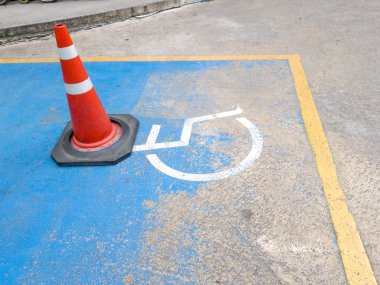 trafik koni üzerinde otopark devre dışı. Uluslararası Merkezi Park alanı içinde boyalı parlak mavi sembolü. Engelli Park sağlanması kolaylaştırır.