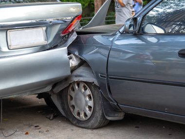 Araba kazası, kaza ve hasarlı otomobiller. İhmalkârlığın ve araba kullanamamanın yol açtığı bir kaza. Hastalık yüzünden.