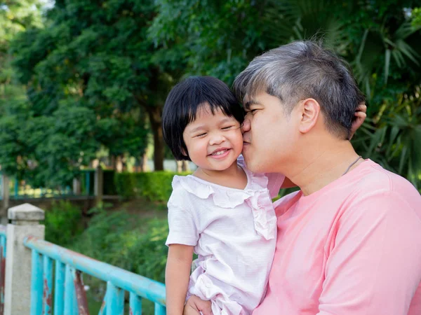 Daughter Embrace Father Kiss Each Other Love Asia Family Love — Stock Photo, Image