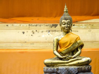 Sarı cüppeli Antik altın Buddha