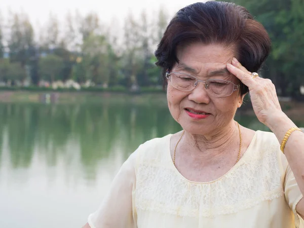 Idosa Asiática Usava Óculos Ela Não Estava Confortável Com Dores — Fotografia de Stock