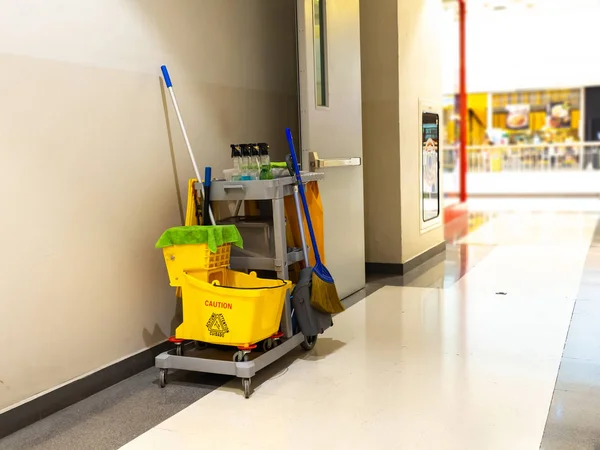 Schoonmaak Hulpmiddelen Winkelwagen Wachten Meid Reiniger Het Warenhuis Emmer Set — Stockfoto