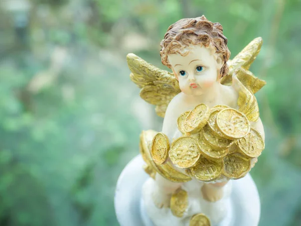 Soška Cupid Drží Hodně Zlaté Peníze Což Znamená Majetek Peníze — Stock fotografie