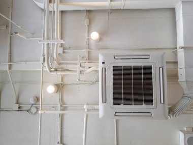 Beyaz endüstriyel klima, tavan sıhhi tesisat ile boru soğutma. Havalandırma sistemi tavan hava kanalı.