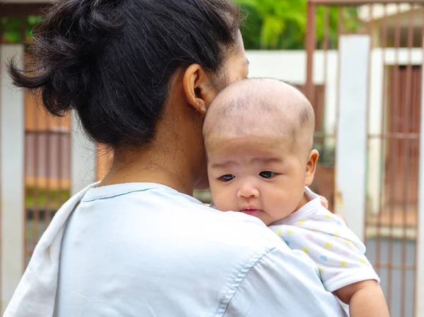 Retrato Feliz Madre Asia Sosteniendo Bebé Recién Nacido Vestido Mami — Foto de Stock