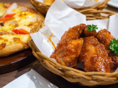 Derin kızarmış tavuk maydanoz ve deniz ürünleri pizza yengeç, karides ve ham ahşap bir tepsi ile tepesi ile sepet içinde