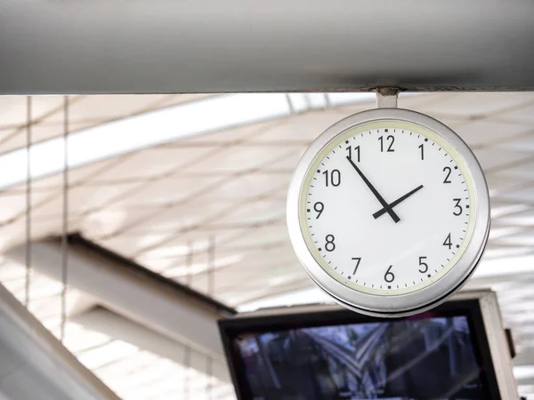 Gran Reloj Pared Metro Para Los Pasajeros Que Buscan Hora — Foto de Stock