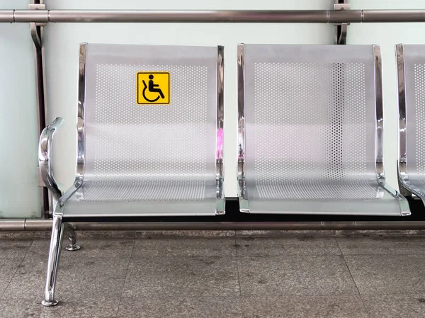 Cadeiras Aço Inoxidável Estação Trem Com Sinalização Para Deficientes Para — Fotografia de Stock