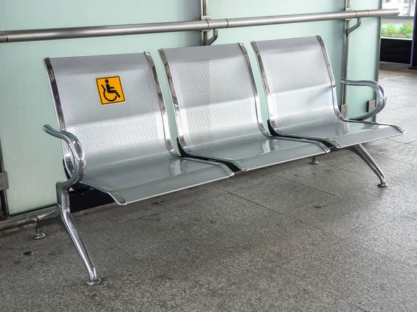 Edelstahlstühle Bahnhof Mit Behindertengerechter Beschilderung Zur Erleichterung Der Benutzung Des — Stockfoto