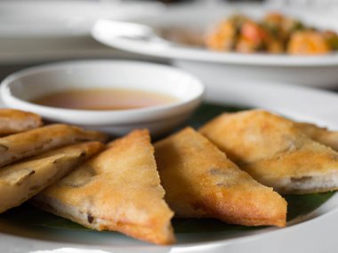 karides ve domuz etinin beyaz bir tabak içinde bir restoran ile doldurulmuş bir gevrek bahar rulo yakın çekim