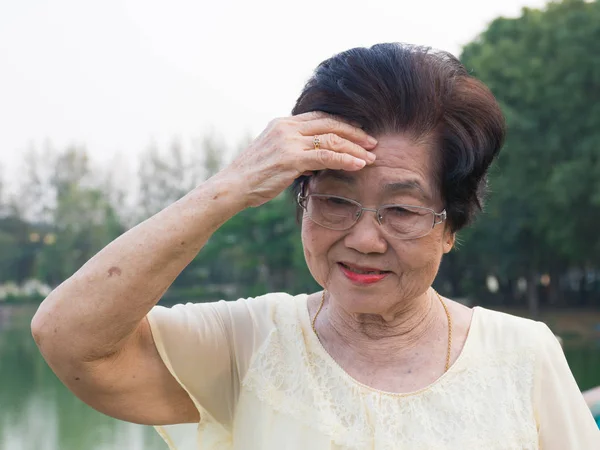Anciana Asiática Llevaba Gafas Ella Sentía Cómoda Con Dolores Cabeza — Foto de Stock