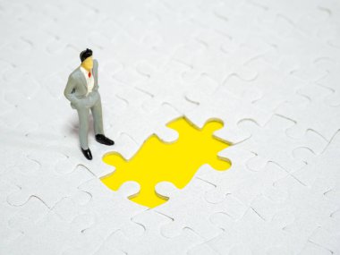 parça yapboz sarı arka plan üzerinde eksik önünde duran işadamı.