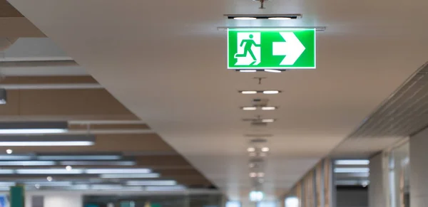 Grünes Feuerlöschschild Hängt Der Decke Büro — Stockfoto