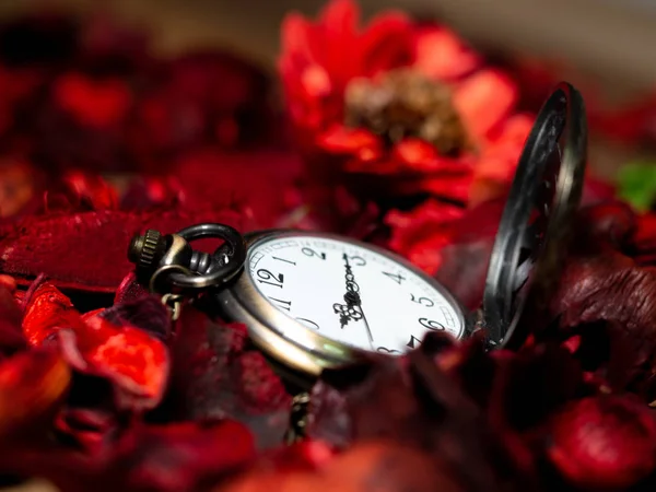 Relógio Bolso Vintage Dourado Colocar Uma Mesa Madeira Com Flores — Fotografia de Stock