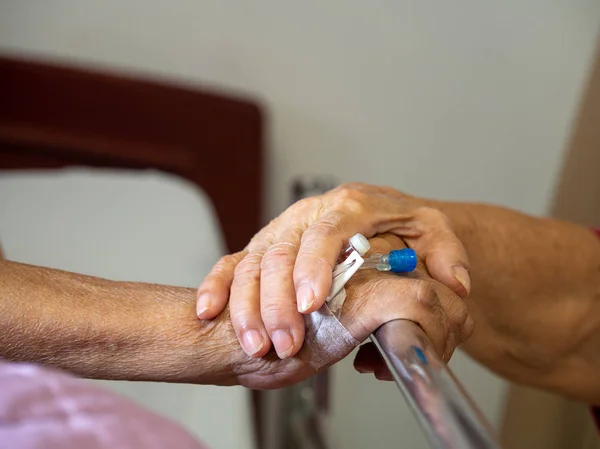 Żona Mąż Wizyty Szpitalu Senior Para Trzymając Się Ręce Szpitalnym — Zdjęcie stockowe