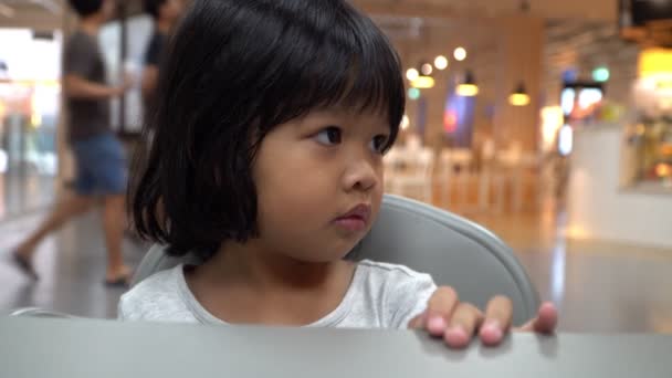 Liten Asiatisk Flicka Sitter Foodcourt Med Far För Väntar Hennes — Stockvideo