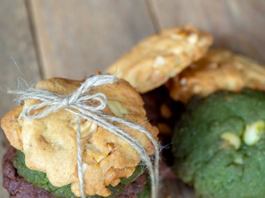 Birden fazla renk tanımlama bilgileri dahil fıstık ezmesi, yeşil çay çerezleri ve Chocolate Chip Cookies. Ahşap masa üzerinde farklı renklerle overlaid.