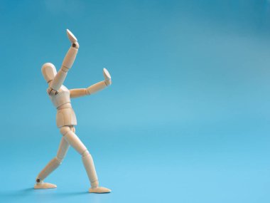 Ahşap kukla Asansör hava için sağlar bir şey havada eller. Kuklalar bacakları ilerliyoruz.