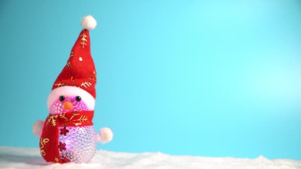 Een Stralende Decoratieve Sneeuwpop Figuur Dragen Een Rode Kerstmuts Rode — Stockvideo
