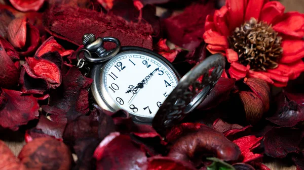 Reloj Bolsillo Vintage Dorado Puesto Una Mesa Madera Con Flores — Foto de Stock