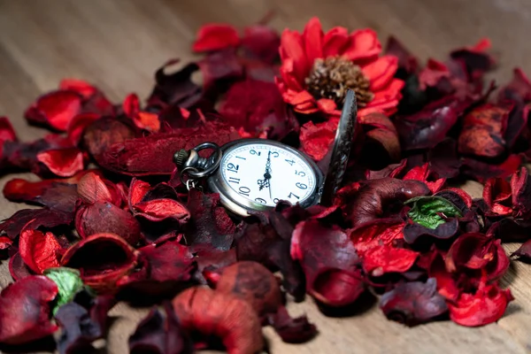 Reloj Bolsillo Vintage Dorado Puesto Una Mesa Madera Con Flores — Foto de Stock