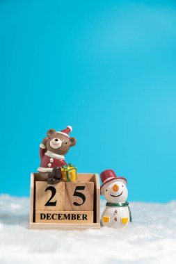 Siyah arka plan üzerine bir mum ışığı, mum ışığında hedef ışık parlar.