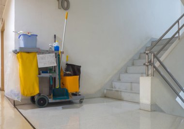 Temizlik araçları beklemek için süpürge arabası. Kova ve daire ekipman temizleme seti. Kapıcı hizmeti evin için temizlik. Hizmet, işçi ve süpürge için donatım