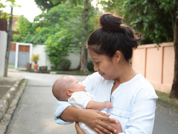 Retrato Feliz Madre Asia Sosteniendo Bebé Recién Nacido Vestido Mami — Foto de Stock