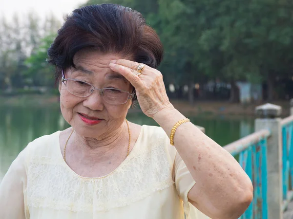 Yaşlı Asyalı Kadın Bir Gözlük Takıyordu Baş Ağrısı Ile Rahat — Stok fotoğraf