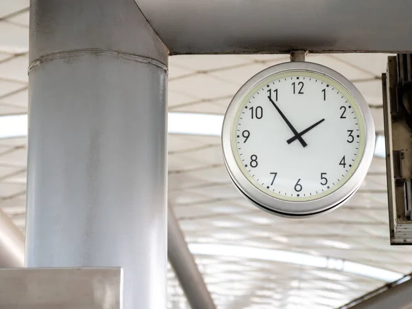 Grande Relógio Parede Metrô Para Passageiros Olhando Tempo Plataforma Metrô — Fotografia de Stock