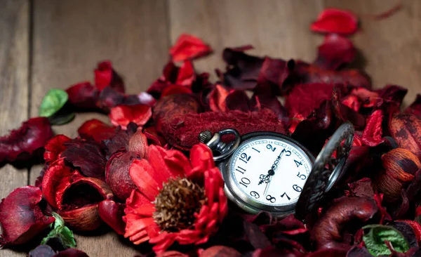 Relógio Bolso Vintage Dourado Colocar Uma Mesa Madeira Com Flores — Fotografia de Stock