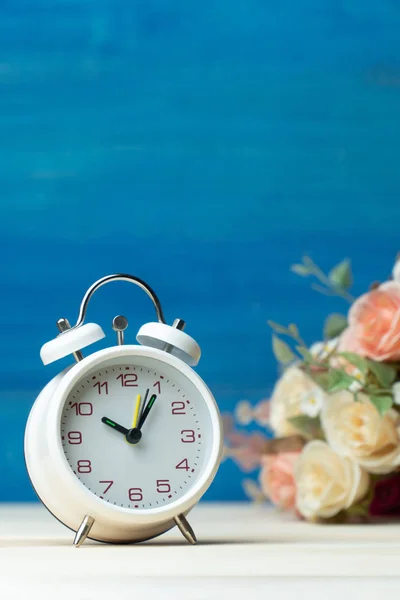 White Alarm Clock Flowers Pink Red Rose Wooden Table Blue — Stock Photo, Image