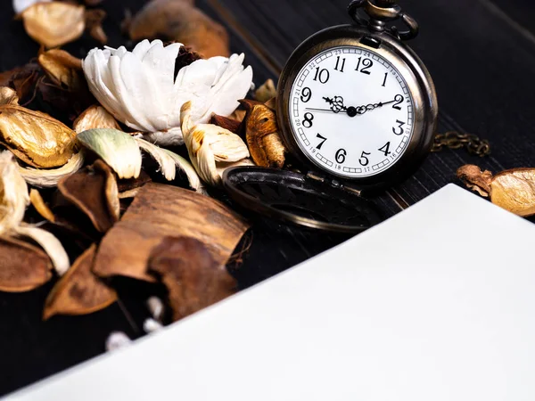 Relógio Bolso Dourado Colocar Folhas Secas Notebook Branco Mesa Preta — Fotografia de Stock